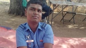 कहां पकड़ा गया वायुसेना का फर्जी अधिकारी? वर्दी का किया गलत इस्तेमाल कहां पकड़ा गया वायुसेना का फर्जी अधिकारी? वर्दी का किया गलत इस्तेमाल
